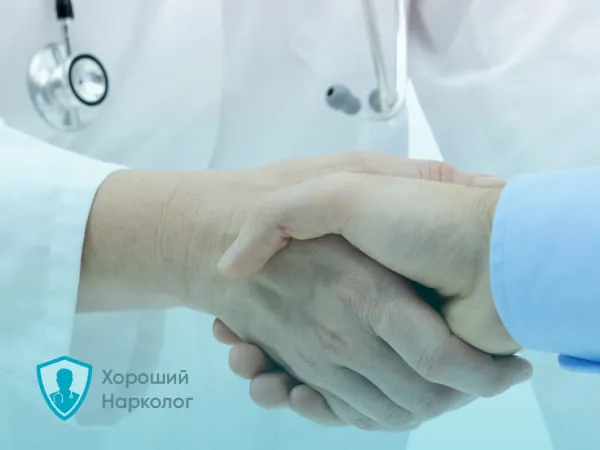 Врач жмет руку пациенту после снятия алкогольной интоксикации