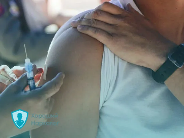 Врач делает укол для снятия кодировки